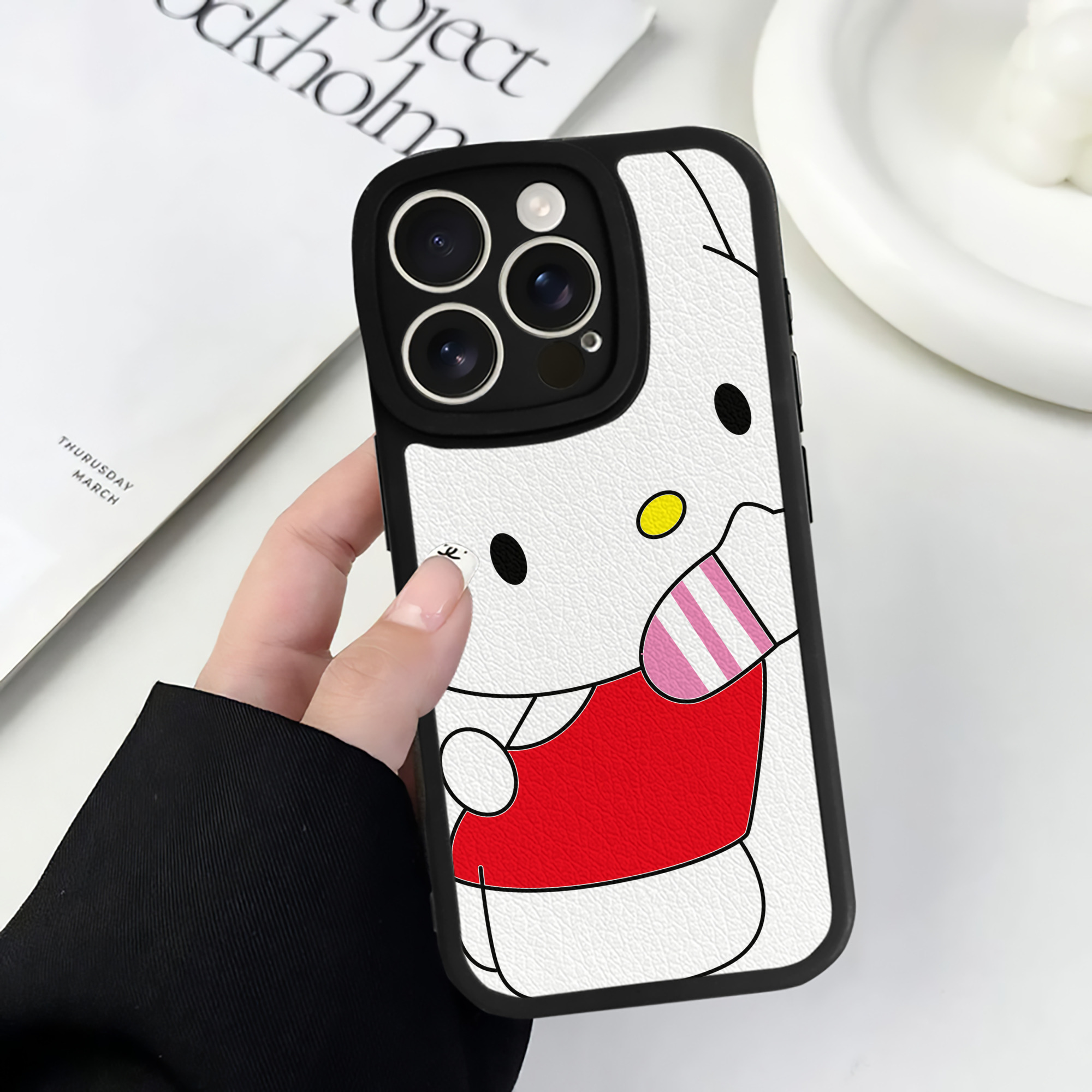 （画像用） Hello Kitty ハローキティ 【iPhone 16シリーズ対応】シリコンスマホケース（レザー調） 材質：シリコン
